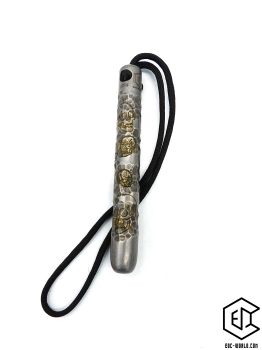 Preview: Handgeschmiedeter Kubotan HC-22-2 Unikat (Custom Made) von vorne auf weißem Hintergrund. Seriennummer SN sichtbar, Totenkopf-Gravur, schwarzer Paracord-Fangriemen, 3 Bohrungen. GPSR: Chargennummer/Hersteller SN für Rückverfolgbarkeit. Nur als Grifffestige